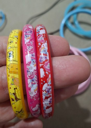 Çocuklar için renkli boncuklu saç aksesuarları ve bikezikler - Görsel 6