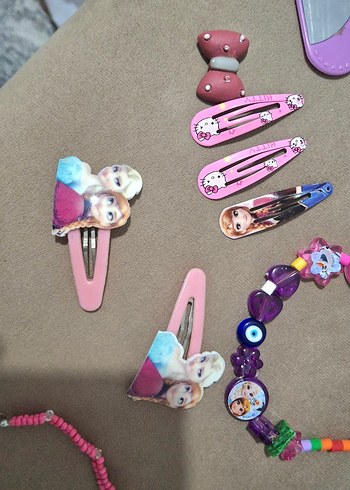 Çocuklar için renkli boncuklu saç aksesuarları ve bikezikler - Görsel 12