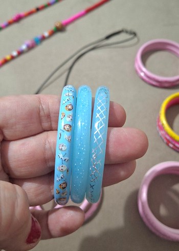 Çocuklar için renkli boncuklu saç aksesuarları ve bikezikler - Görsel 9