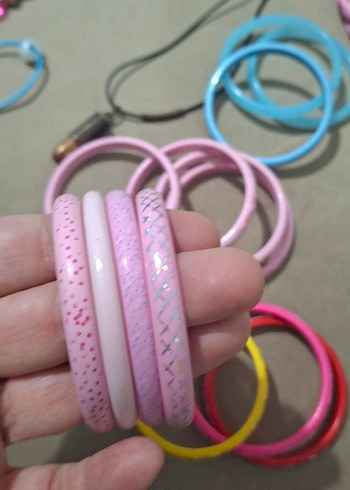 Çocuklar için renkli boncuklu saç aksesuarları ve bikezikler - Görsel 7