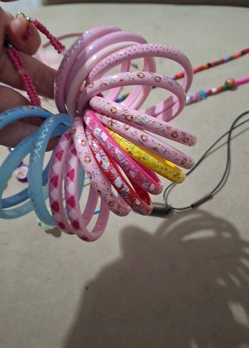 Çocuklar için renkli boncuklu saç aksesuarları ve bikezikler - Görsel 3