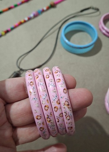 Çocuklar için renkli boncuklu saç aksesuarları ve bikezikler - Görsel 10