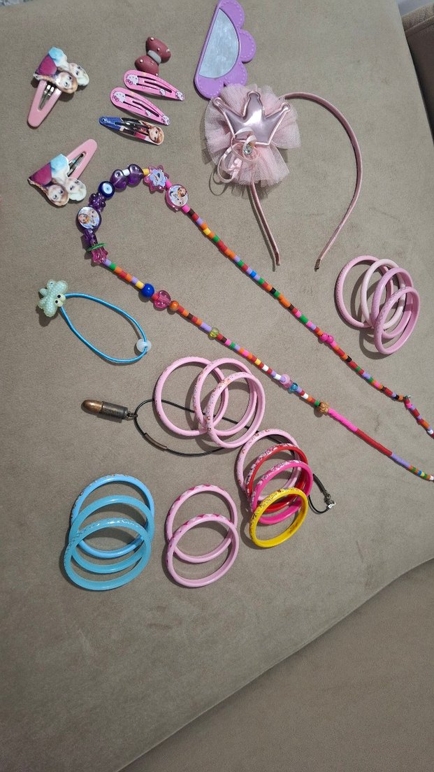 Çocuklar için renkli boncuklu saç aksesuarları ve bikezikler - Görsel 4