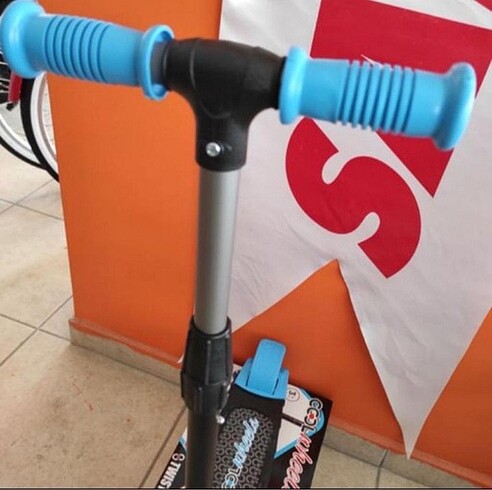 Walt Disney World Cool Wheels Led Işıklı 3 Tekerlekli Scooter