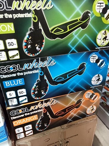 Walt Disney World Cool Wheels 2 Tekerlekli Işıklı Scooter
