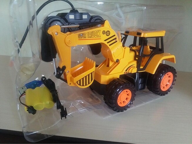 Beden 6 Uzaktan kumandalı kepçe şarjlı 4X4 çeker