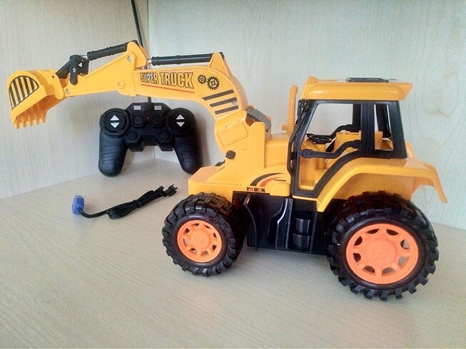 6 Uzaktan kumandalı kepçe şarjlı 4X4 çeker