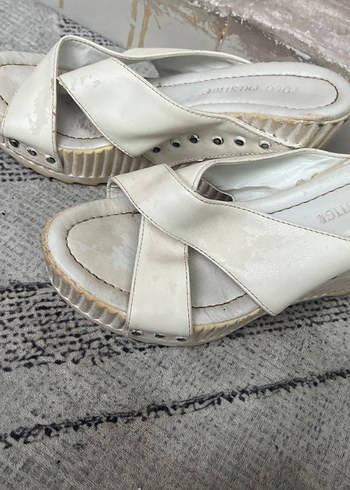 Beyaz Kadın Dolgu Topuklu Terlik açıklamayı oku - Görsel 2