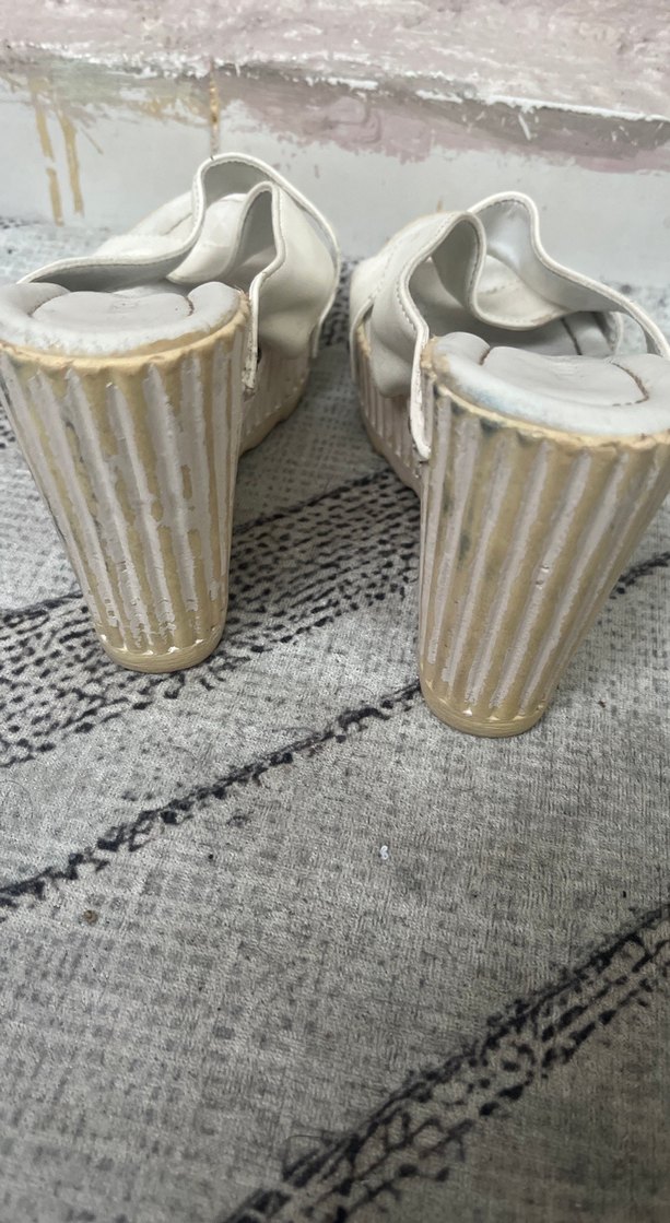 Beyaz Kadın Dolgu Topuklu Terlik açıklamayı oku - Görsel 3