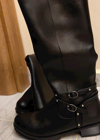 Kadın Siyah Deri Dizaltı Tokalı Çizme - Görsel 2