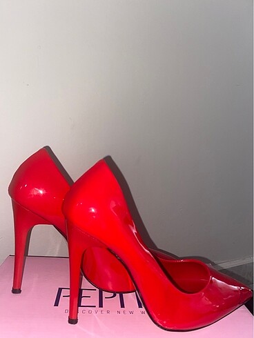 Kırmızı stiletto