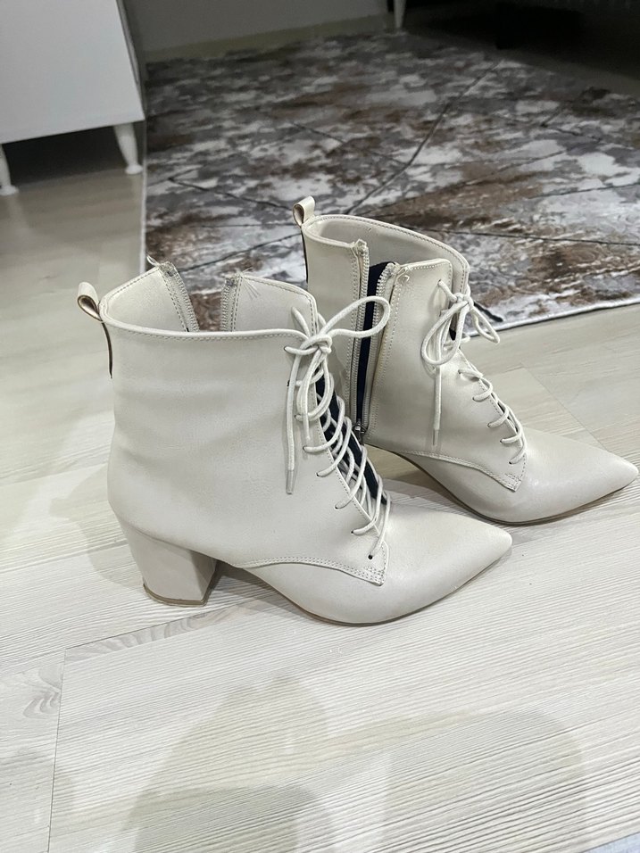 Bej Bağcıklı Kadın Topuklu Bot - Görsel 3