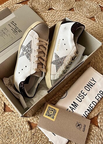 GOLDEN GOOSE SUPER STAR