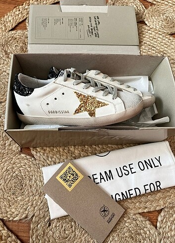 GOLDEN GOOSE SUPER STAR