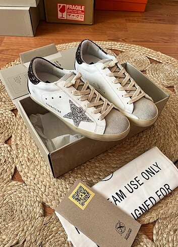 GOLDEN GOOSE SUPERSTAR