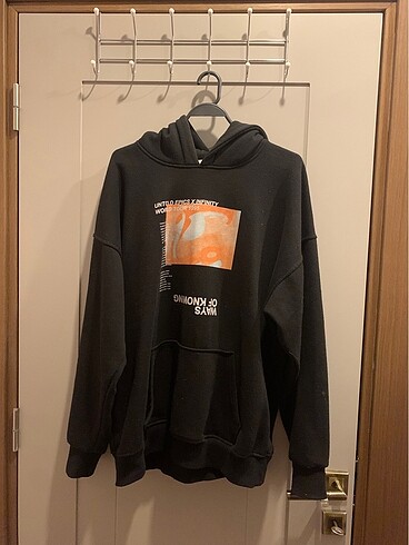 BASKILI SİYAH SWEATSHIRT