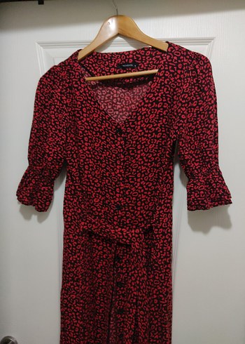 Düğmeli V Yaka Kırmızı Desenli Uzun Elbise - Görsel 3