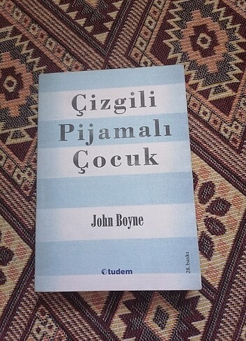 Çizgili Pijamali Çocuk 