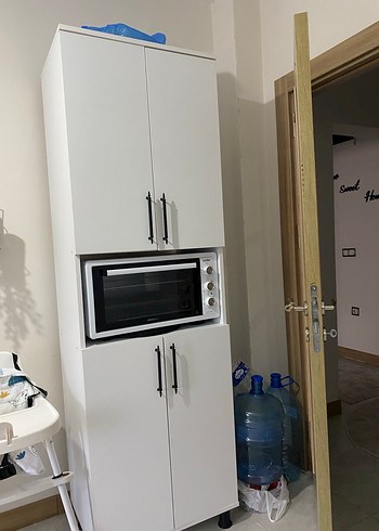 Beyaz ve Gri Mutfak Dolabı ve Mikrodalga - Görsel 2