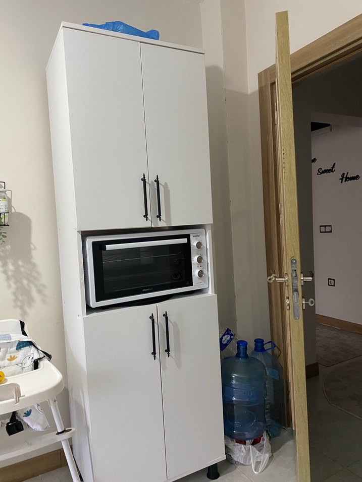 Beyaz ve Gri Mutfak Dolabı ve Mikrodalga - Görsel 2