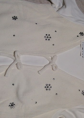 Düğmeli Beyaz Nakışlı kız çocuk swet - Görsel 2