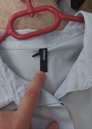 Düğmeli, Yaka Detaylı açık mavi renk gömlek - Görsel 4