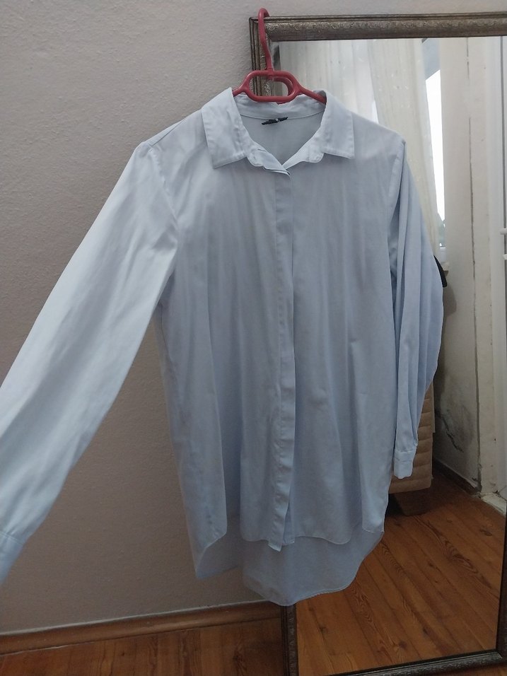 Düğmeli, Yaka Detaylı açık mavi renk gömlek - Görsel 2