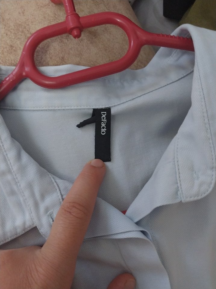 Düğmeli, Yaka Detaylı açık mavi renk gömlek - Görsel 4