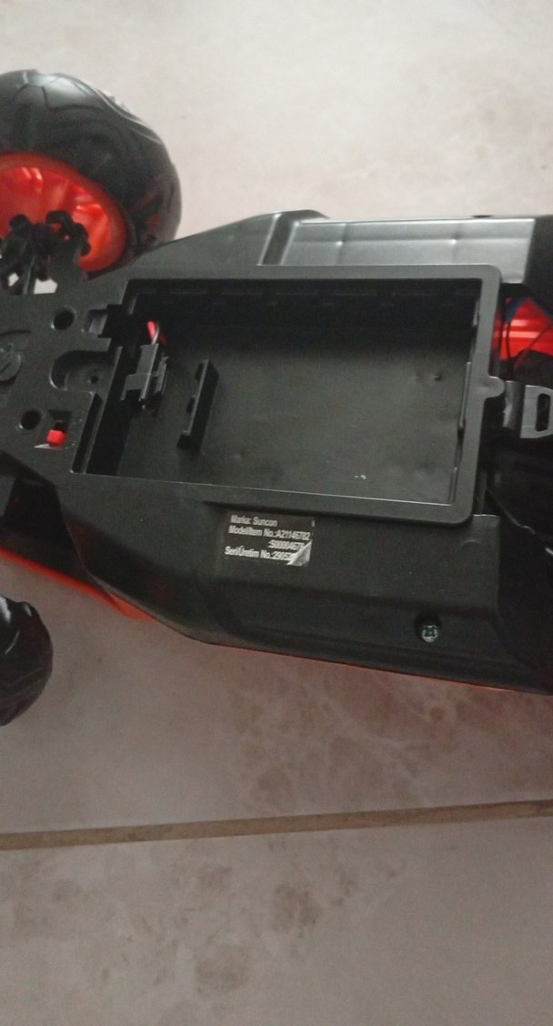 Kırmızı Oyuncak Araba - Görsel 4