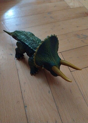  Trisratops dinazor 