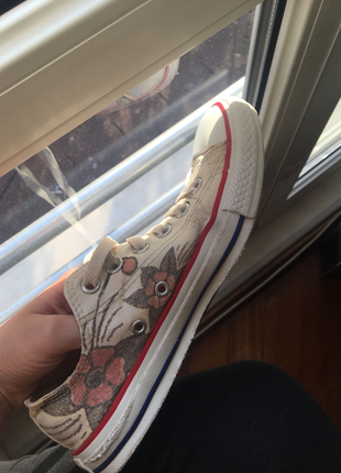 Beyaz çiçekli converse