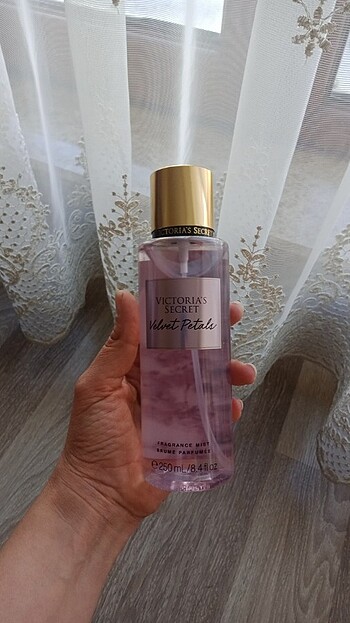 V.Secret Velvet Petals Vücut Spreyi 250 ml