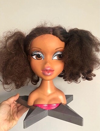Makyaj yapılan Barbie büstü