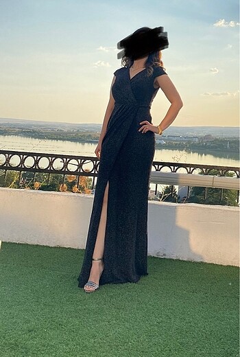 Antrasit yırtmaçlı gece elbisesi