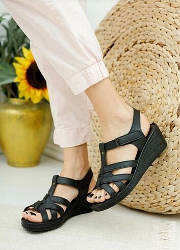 Siyah Renk Dolgu Topuk Kadın Sandalet