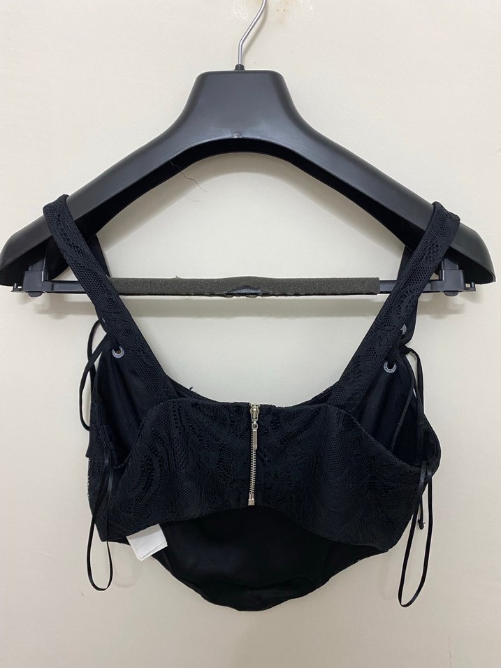 Siyah Dantel Detaylı Mini Büstiyer Crop - Görsel 3