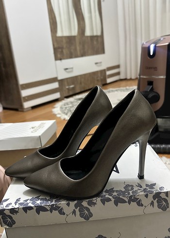 Kahverengi Deri Yılan Desenli Tokalı Stiletto