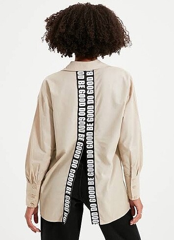 Arkası yırtmaçlı şerit yazı desenli oversize gömlek