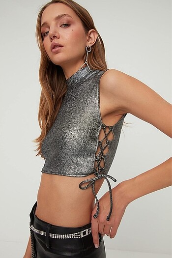 Parlak kumaş simli boğazlı yanları ipli crop top gümüş renk