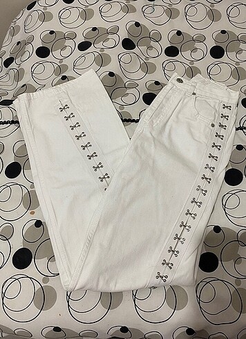 Zara Zımbalı beyaz straight denim jean kot