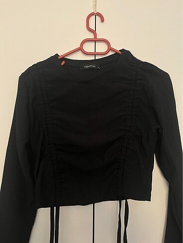 Siyah büzgülü bağcıklı crop top - Görsel 2