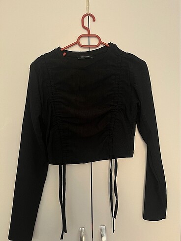 Siyah büzgülü bağcıklı crop top - Görsel 3