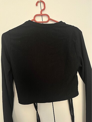 Siyah büzgülü bağcıklı crop top - Görsel 5