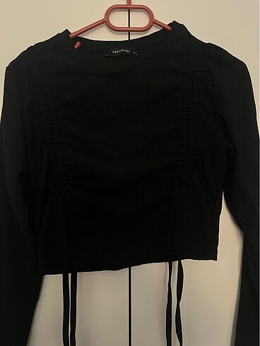 Siyah büzgülü bağcıklı crop top - Görsel 6