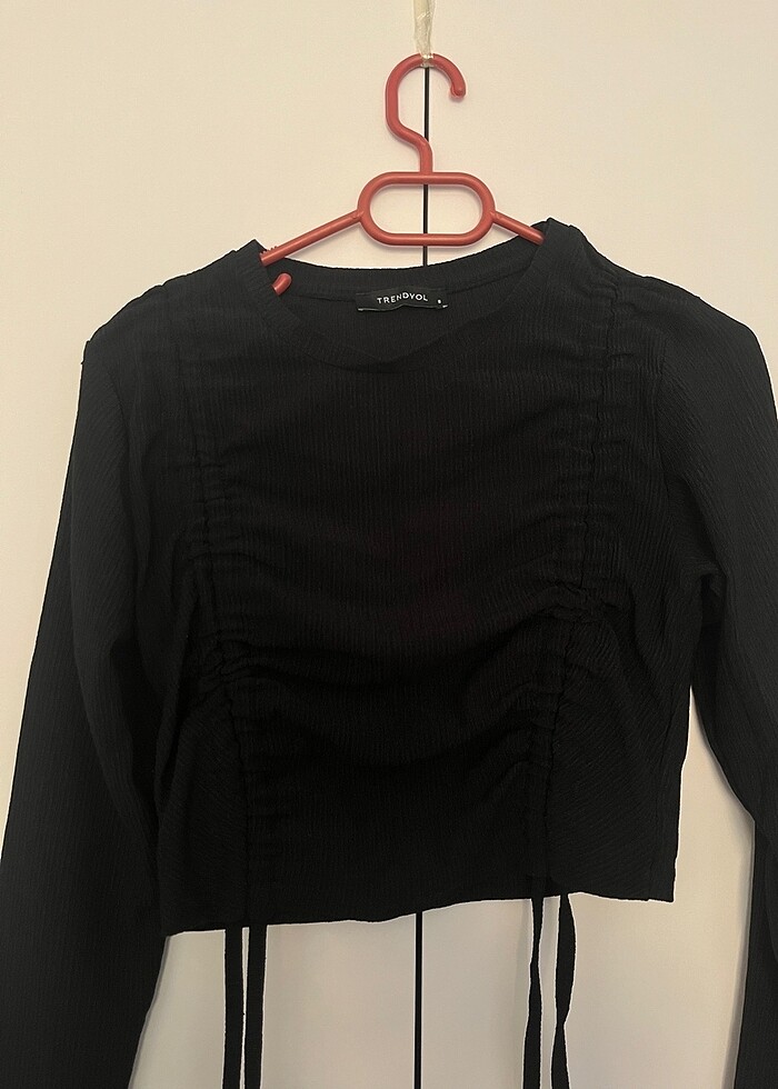 Siyah büzgülü bağcıklı crop top - Görsel 2