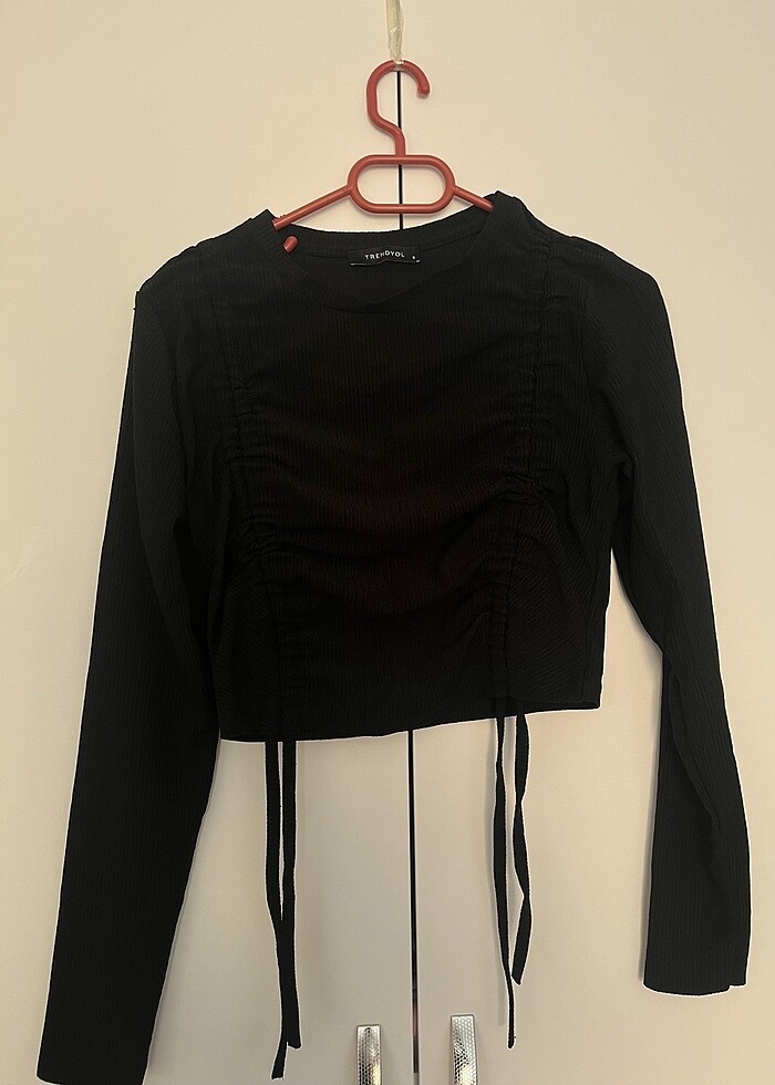 Siyah büzgülü bağcıklı crop top - Görsel 3