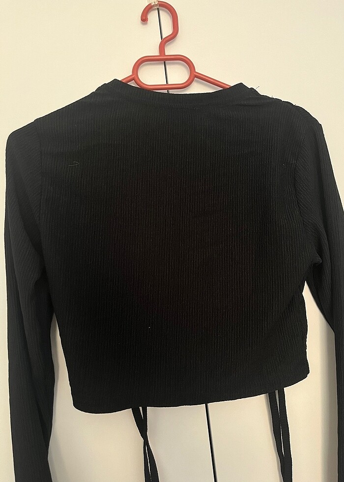 Siyah büzgülü bağcıklı crop top - Görsel 5