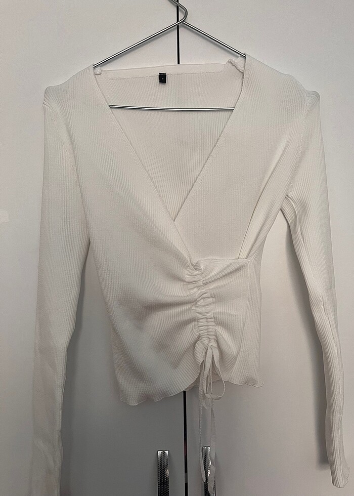 Ekru kruvaze büzgü detaylı triko kazak - Görsel 2