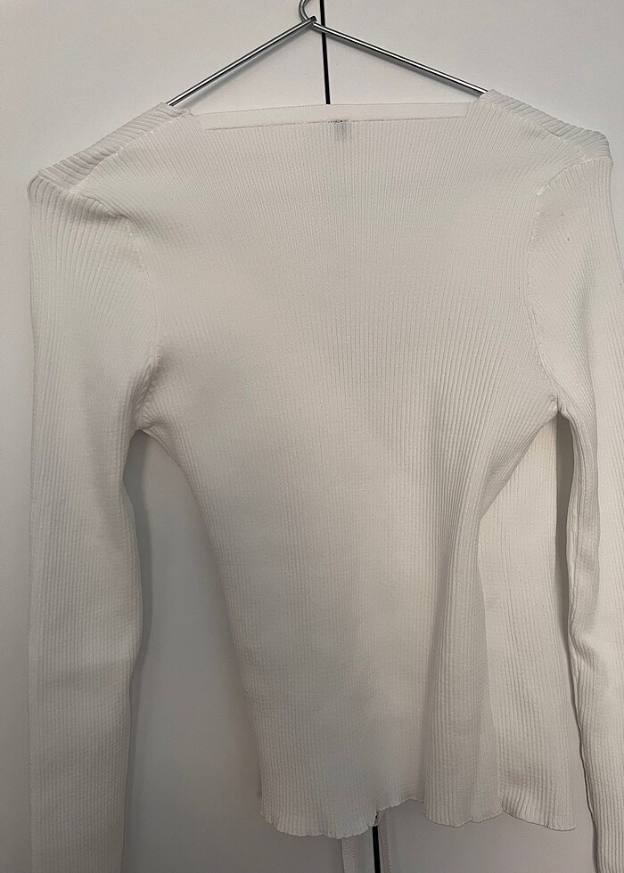 Ekru kruvaze büzgü detaylı triko kazak - Görsel 4