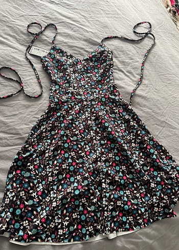 Çiçek Desenli V Yaka Mini Elbise - Görsel 2